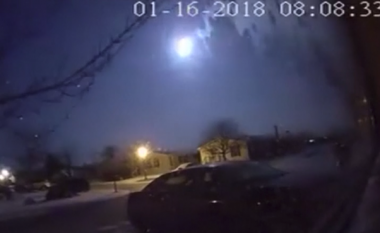 Meteori i madh ndriçon qiellin, shoferët befasohen nga pamjet – një pjesë e “shkëmbit” ra në kulmin e një shtëpie (Video)