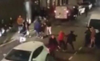 Përleshje masive në mes të një qyteti në Angli, dikush përdori edhe rripin si armë (Video)