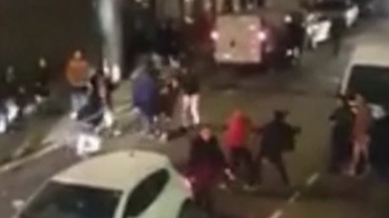 Përleshje masive në mes të një qyteti në Angli, dikush përdori edhe rripin si armë (Video)