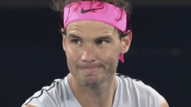 Loja ishte në një moment kritik, të qarat e foshnjës ndërprenë shërbimin e Rafael Nadal (Video)