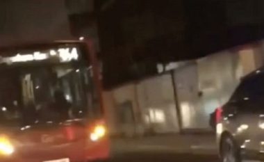 Shtrihet e zhveshur poshtë autobusit, qeshë dhe përshëndet të pranishmit (Video)
