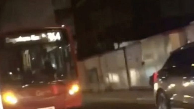 Shtrihet e zhveshur poshtë autobusit, qeshë dhe përshëndet të pranishmit (Video)