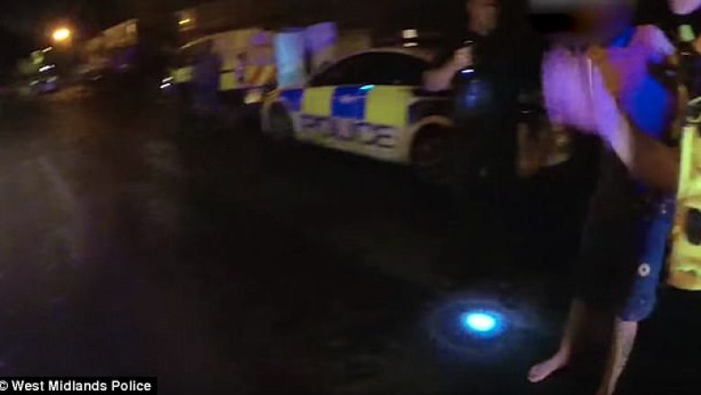 Sulmoi ashpër policen dhe ia shkulë flokët (Video)