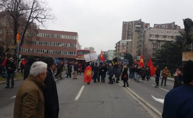 Ka filluar protesta në Shkup kundër gjuhës shqipe (Foto)