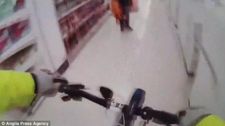 Polici e ndoqi me biçikletë dilerin e drogës edhe nëpër qendrën tregtare (Video)