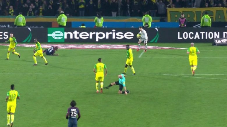 Suspendohet gjyqtari që e goditi lojtarin e Nantes dhe e ndëshkoi me të kuq pastaj (Foto/Video)