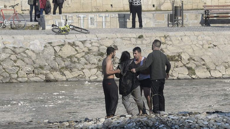 E shpëtojnë gruan nga zhytja në lumin Vardar, më pas e rrahin (Foto)