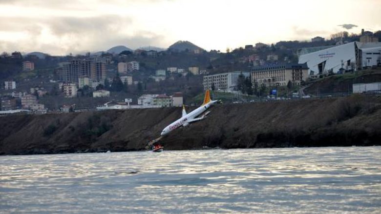 Aeroplani ia huq pistës në aeroportin e Turqisë (Foto)