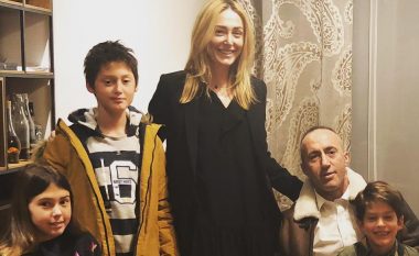 “Tok së bashku”, familja e kryeministrit Haradinaj pozojnë të lumtur në një portret familjar (Foto)