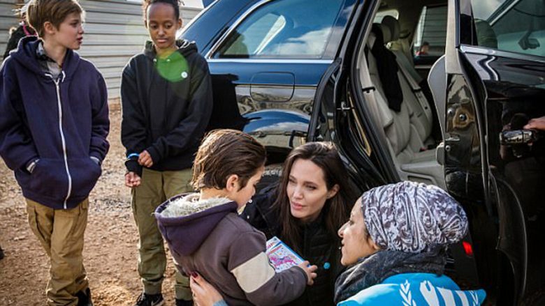 Angelina Jolie shoqërohet nga fëmijët e saj në kampin e refugjatëve (Video)