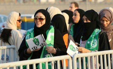 Arabia Saudite bën histori, lejon gratë që të shohin një ndeshje futbolli në stadium (Foto)