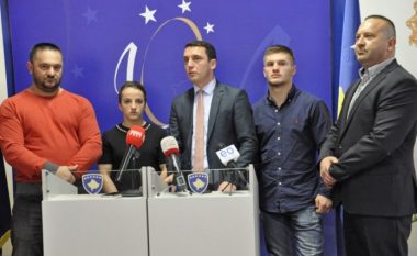 Distria Krasniqi dhe Akil Gjakova marrin shpërblimet