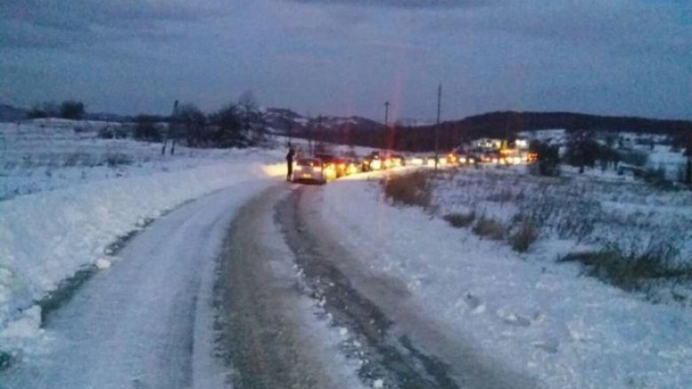 Autobusët e bllokuar me nxënës në Brezovicë nisen drejt Gjakovës