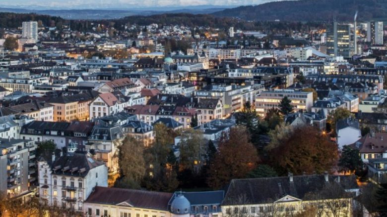 Qyteti i Zvicrës kërkon banorë të rinj, problemi është se i nevojiten kryesisht punëtorë specialistë (Video)