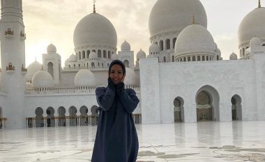 Bleona Qereti mbulohet teksa viziton xhaminë e famshme në Emiratet e Bashkuara Arabe (Foto)