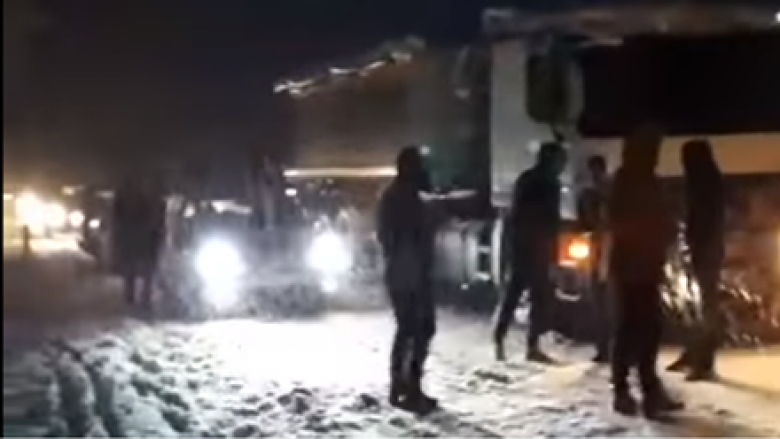 Bora vështirëson qarkullimin, rreth dy orë pritje në afërsi të Ferizajt (Video)