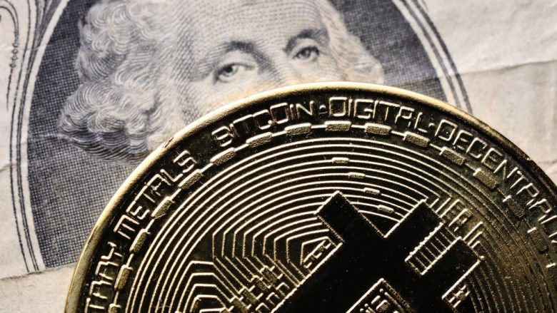 Firma të mëdha të pagesave ndalojnë pranimin e Bitcoin