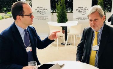 Bushati takon Hahnin në Davos
