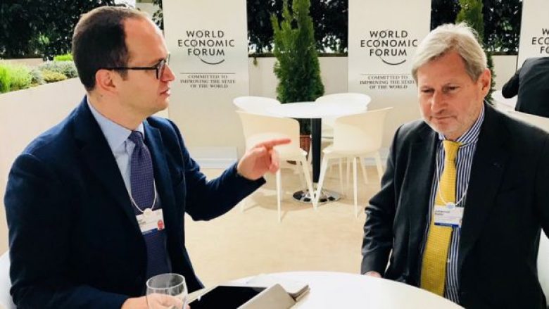 Bushati takon Hahnin në Davos