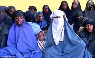 Boko Haram publikon videon e re të nxënëseve të rrëmbyera, pretendon se ato nuk duan të kthehen te prindërit e tyre (Video)