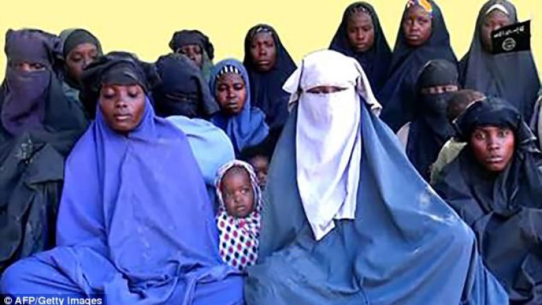 Boko Haram publikon videon e re të nxënëseve të rrëmbyera, pretendon se ato nuk duan të kthehen te prindërit e tyre (Video)