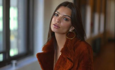 Imazh që ka marrë 1.5 milion “Like”: Emily Ratajkowski pozon “topless”, mbulon gjoksin me duar (Foto)