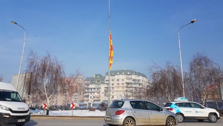 Hiqet flamuri kuqezi te Rrethi në Prishtinë, zëvendësohet me një tjetër (Foto)