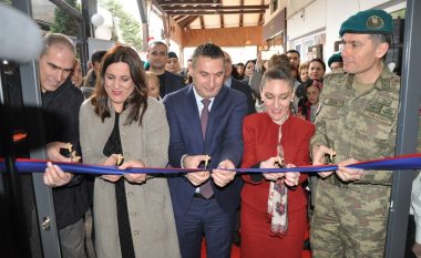 Bytyqi dhe ambasadorja Kiliç përuruan objektin e renovuar të Shoqatës Down Sindrom Kosova
