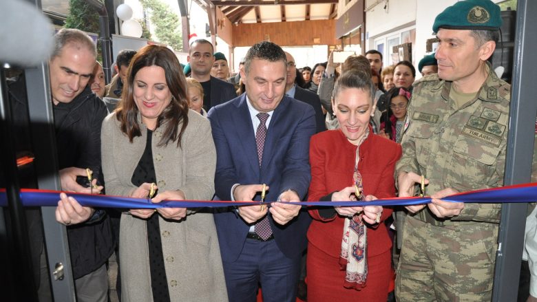 Bytyqi dhe ambasadorja Kiliç përuruan objektin e renovuar të Shoqatës Down Sindrom Kosova