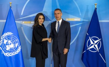 Angelina Jolie viziton selinë e NATO-s në Belgjikë për të diskutuar parandalimin e dhunës seksuale ndaj grave (Foto)