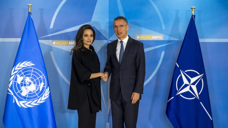 Angelina Jolie viziton selinë e NATO-s në Belgjikë për të diskutuar parandalimin e dhunës seksuale ndaj grave (Foto)