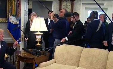 “Jashtë!”: Trump urdhëron gazetarin e CNN të largohet nga Zyra Ovale! (Video)