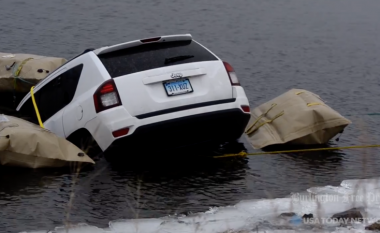 Ndoqën GPS-in, turistët përfunduan bashkë me veturë në liqe (Video)