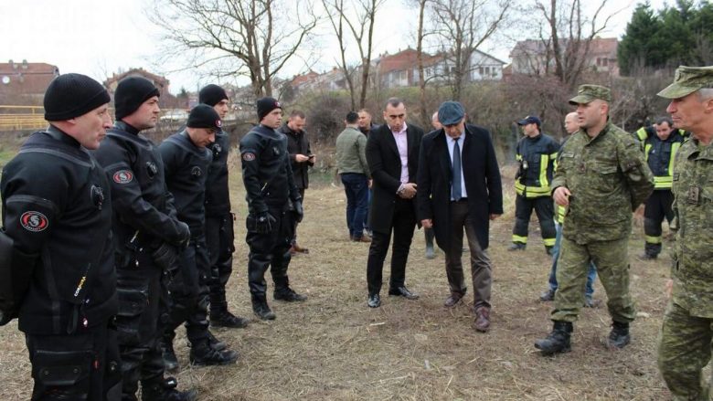 Vazhdon kërkimi i 88 vjeçarit që ra nga ura në Gjakovë