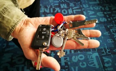 Përse në vjegëzën e çelësave të makinës assesi nuk bën të vendosni çelësa të tjerë?