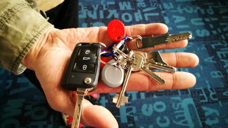 Përse në vjegëzën e çelësave të makinës assesi nuk bën të vendosni çelësa të tjerë?