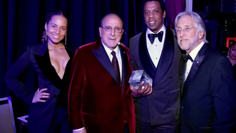 Jay Z nderohet në Clive Davis Gala para Grammyt, mori pjesë edhe Rita Ora (Foto/Video)