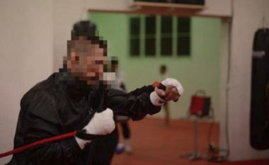 Kik-boksieri kosovar i theu kafkën vajzës së vet, dënohet me burg