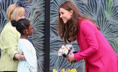 E pa kompleksuar, Kate Middleton vesh të njëjtën pallto prej katër vitesh (Foto)