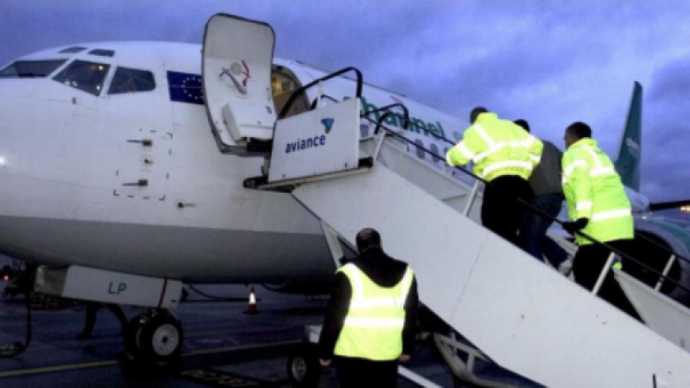 Britania deporton emigrantët shqiptarë me aeroplanë privat