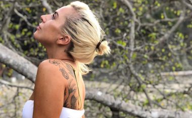 Lady Gaga shfaq të pasmet atraktive dhe tatuazhet e shumta në trupin e saj (Foto)