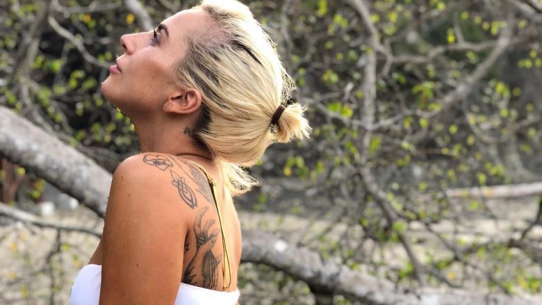 Lady Gaga shfaq të pasmet atraktive dhe tatuazhet e shumta në trupin e saj (Foto)