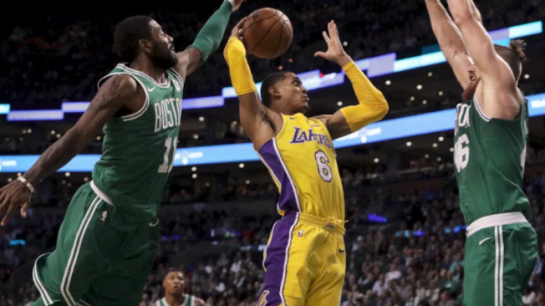 Curry shkëlqen në fitoren e radhës, Irving e humbë betejën ndaj Kuzmas dhe Lakersave fantastik në El Clasicon e basketbollit (Video)