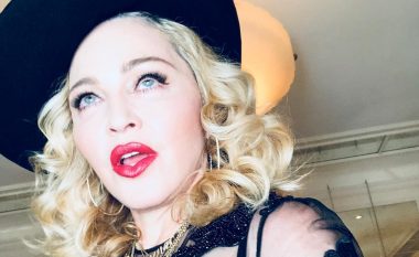 Madonna publikon fotografi me gjoksin e zhveshur (Foto)