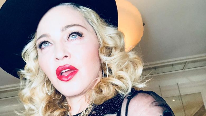 Madonna publikon fotografi me gjoksin e zhveshur (Foto)