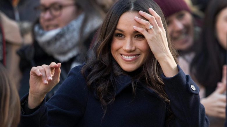 Meghan Markle zbulohet arsyeja pse i prek kaq shumë flokët në publik