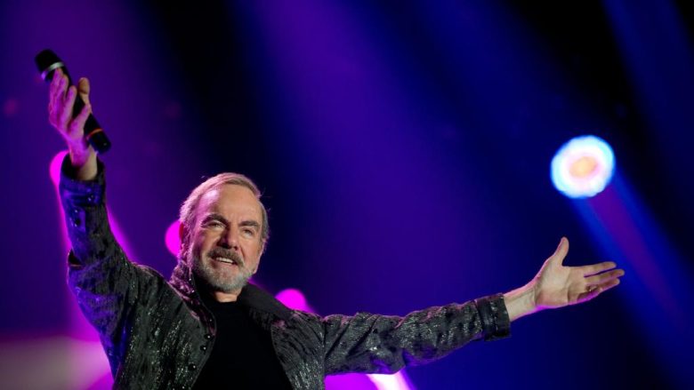 Neil Diamond anulon koncertet për shkak të sëmurjes me Parkinson