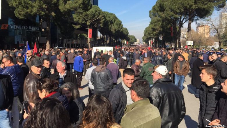 Në Tiranë fillon protesta e opozitës