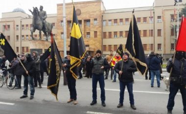 Digjet flamuri i BE-së në protestën kundër gjuhës shqipe në Shkup (Video)