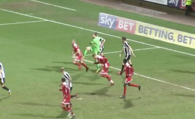 Portieri i Notts Countyt godet lojtarin kundërshtar nga prapa në çastet e fundit duke dhuruar penaltinë e fitores (Video)